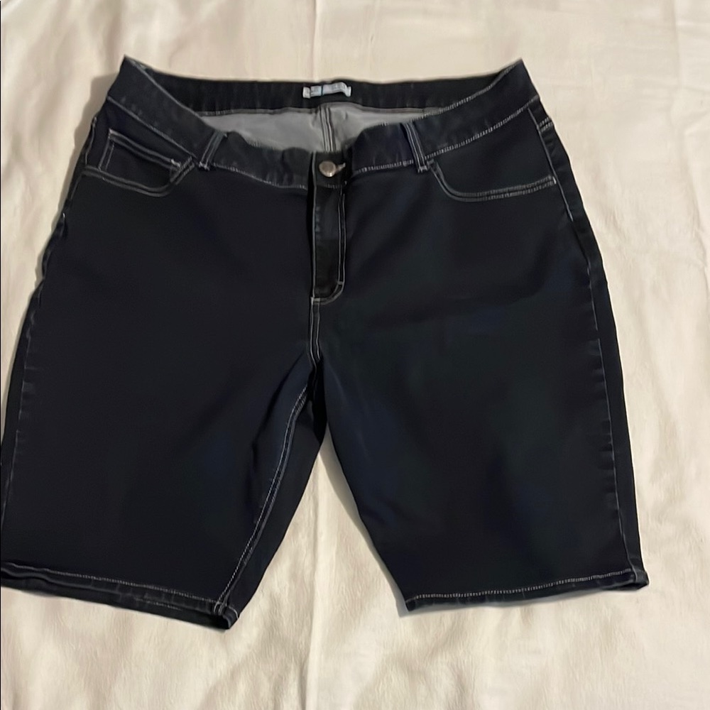 Women’s Riders by Lee Black Bermuda Shorts Comfortable Casual Style